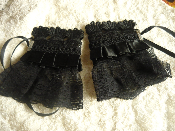 black lace cuffs in pair