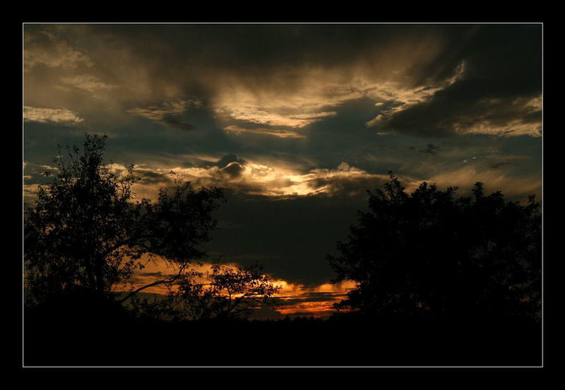 Cloudy sunset by used-to-be on DeviantArt