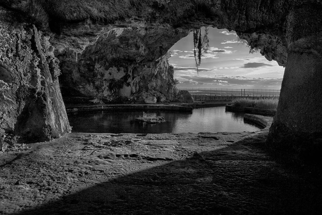Grotta Di Sperlonga BW by batmantoo
