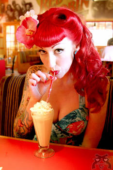 Nikki Naplam: Milkshake