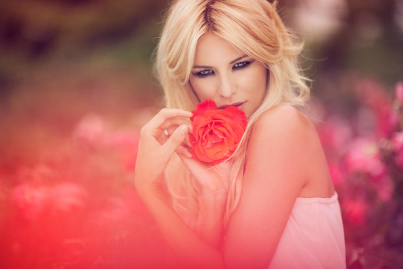 Женская розочка. Блондинка с розами. Девушка с розой. Девушка блондинка с розами. Девушка с розой фотосессия.