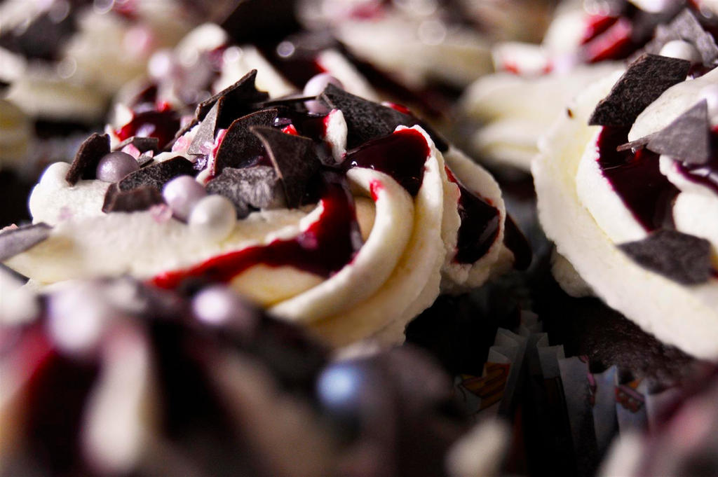 yummy chocolate and blackberry cup cakes 1