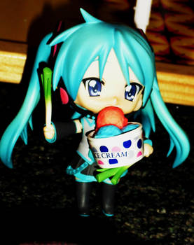 Miku Eating Ice Cream. :3