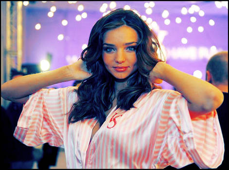 Miranda Kerr VS backstage