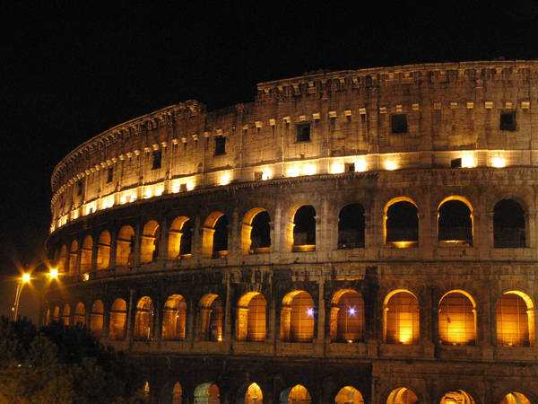 Colosseum at Night by kamuidestiny