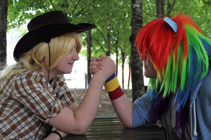 My Little Pony Cosplay | Applejack VS Rainbow Dash