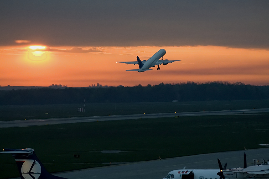 B752 Astraeus - G-STRZ