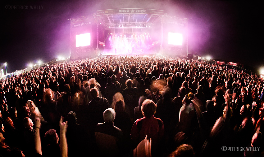 the crowd I by PatrickWally