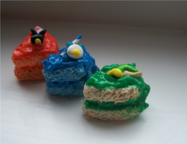 Unova Starter Cake charms