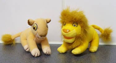 Sarabi and Mufasa playset mini plushies