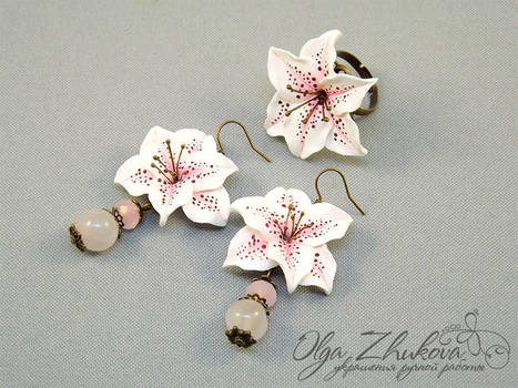 jewelry set with lilies