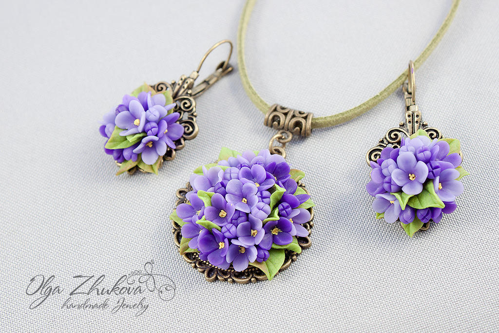 Pendant and earrings with lilac flowers