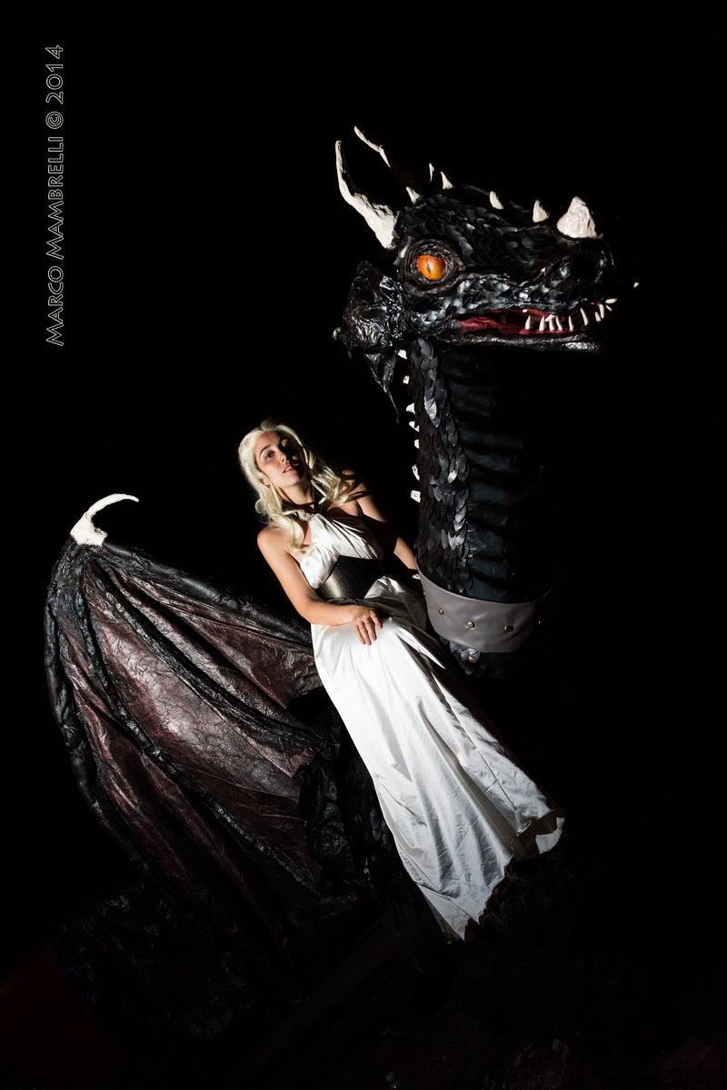 Daenerys Targaryen Cosplay with Drogon