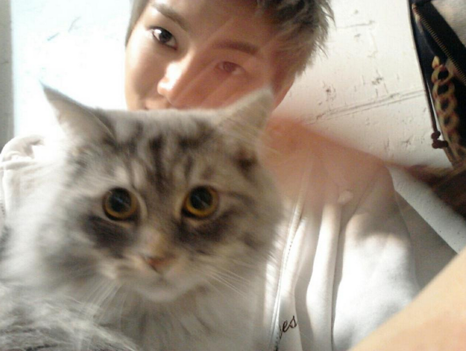 Helle! Im the cat-eyed Dongwoo