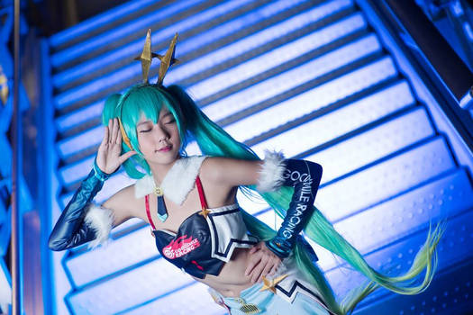 Racing Miku 2018 cosplay by Tinneh