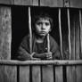 Un nino mapuche esta sentado frente a una estufa