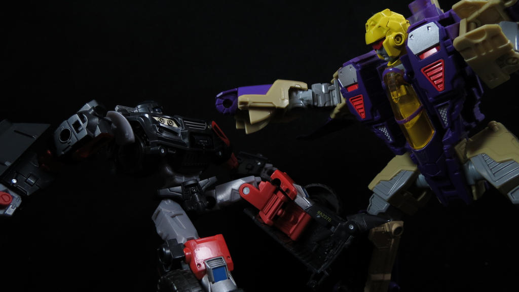 Trailbreaker vs Blitzwing 3