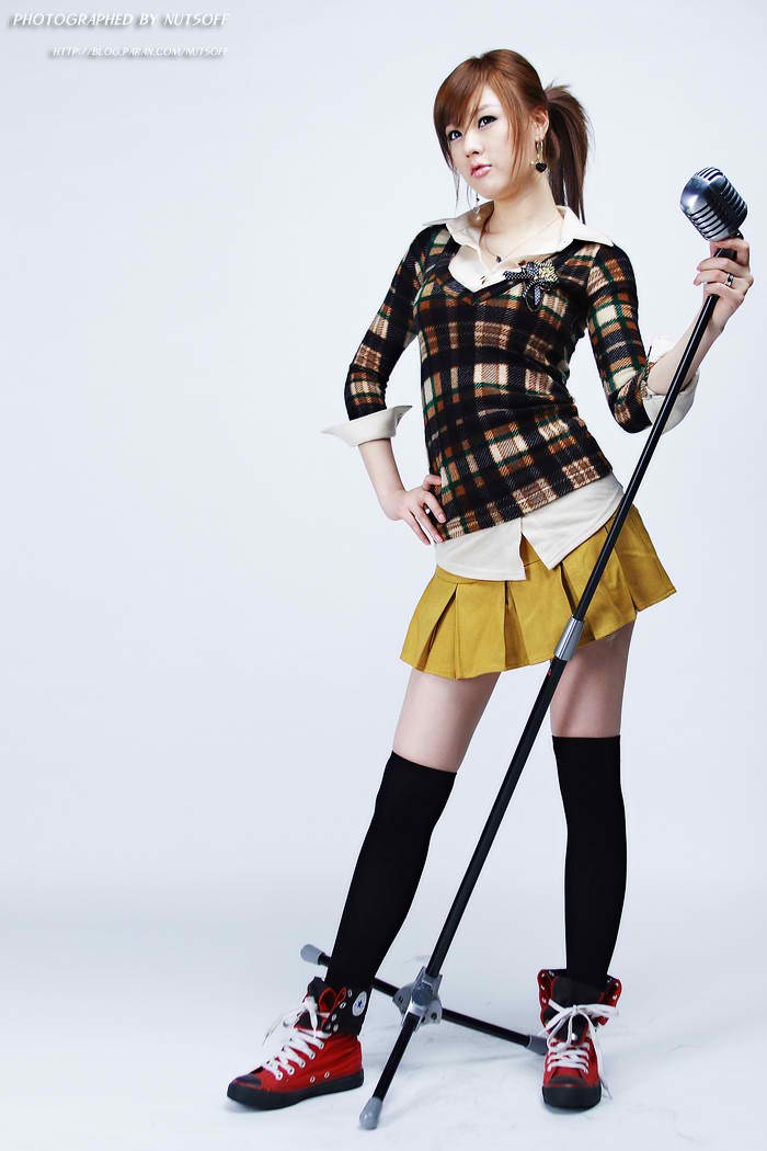 Hwang Mi Hee-Yellow Skirt-01