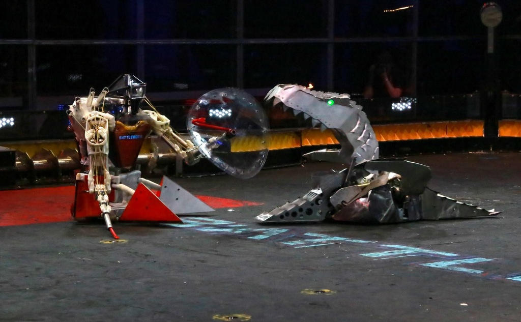 Битва роботов 1 4. Битва роботов на арене шоу. Батл ботс битвы роботов. Битвы роботов Дискавери.