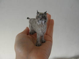 Miniature lynx sculpture