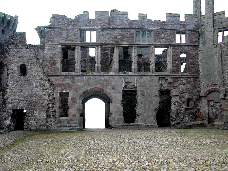 Уборка старой крепости. Бухараджакский замок. Руины замка Данло. Руины замок «Певерил» в Шеффилде. Нестеров замок руины.