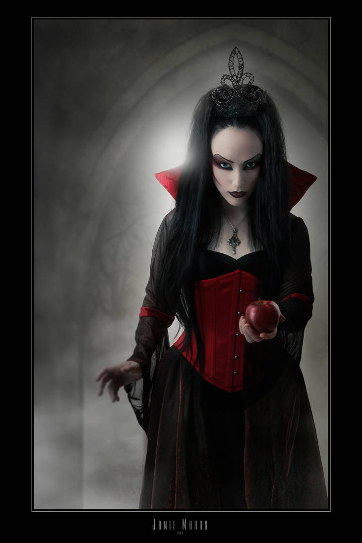 Жизнь с леди вампиром. Леди Амарант Готическая модель. Lady Amaranth вампирша. Готическая ведьма.