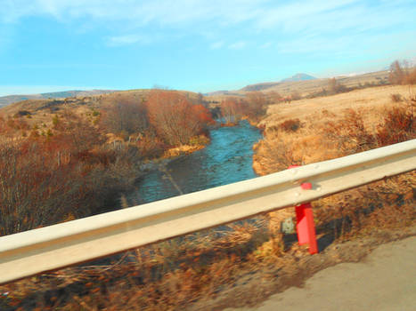 Rio en el camino