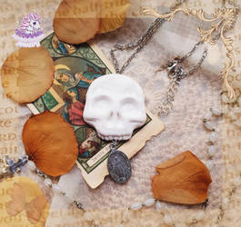 Memento Mori Skull necklace