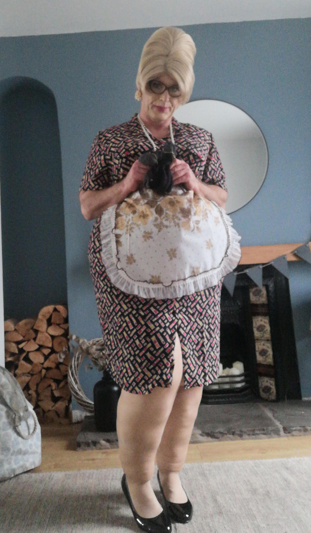 Housewife in her pinny by CrinolineKate on DeviantArt