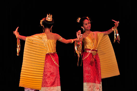 Thai Golden Dancers