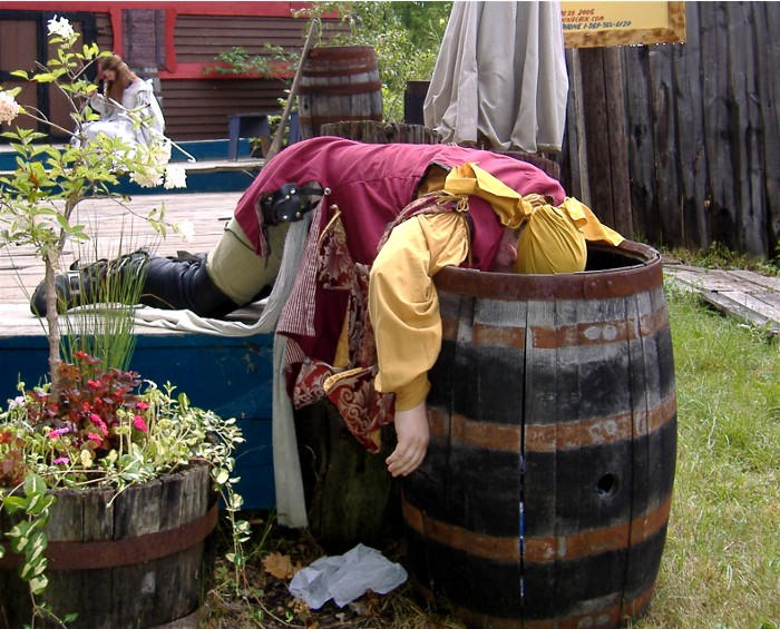 лезть в бочку. мужчина с бочкой. мужик в бочке. купаться в бочке. лезть в бочку.