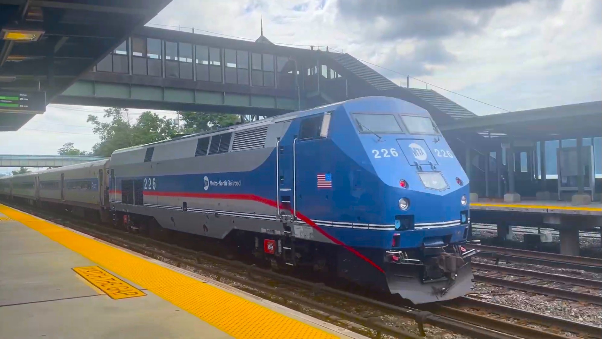Metro North P32AC-DM 226