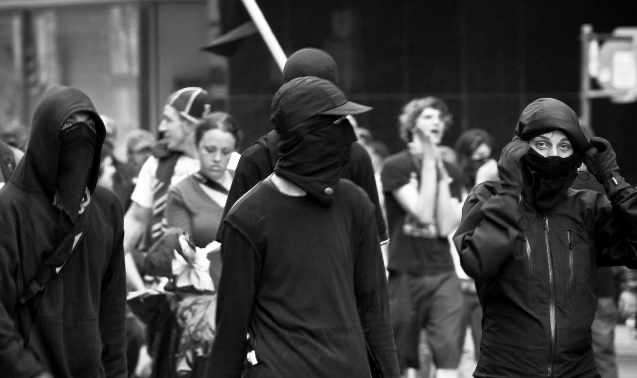 Парижский хулиган 4. Толпа в капюшонах. Человек в маске и капюшоне.