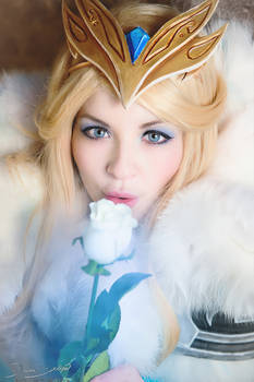 Crystal Maiden cosplay