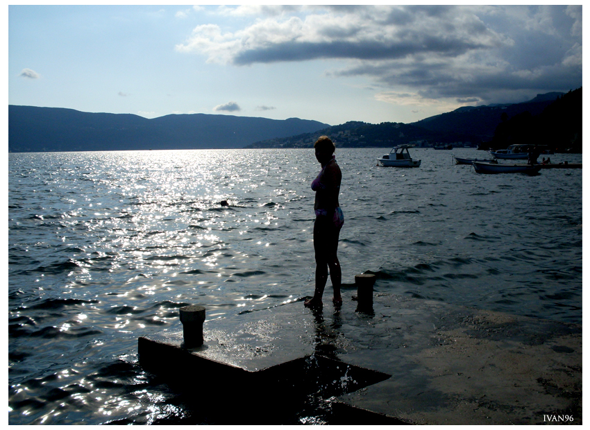 Silhouette on the seashore ..