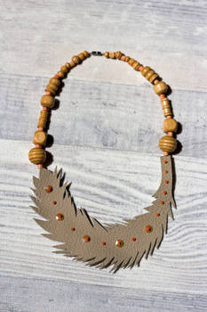 Collier plume en cuir beige