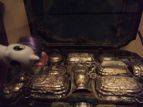 Sweetie Belle Around the World: Silver plates