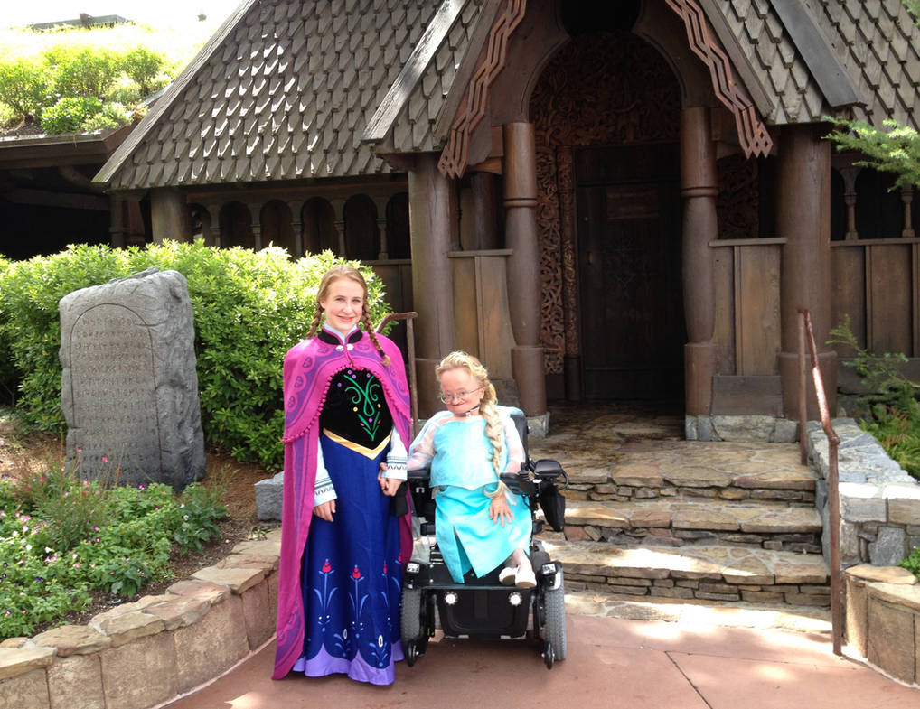Elsa and Anna Cosplay by poppey40 on DeviantArt