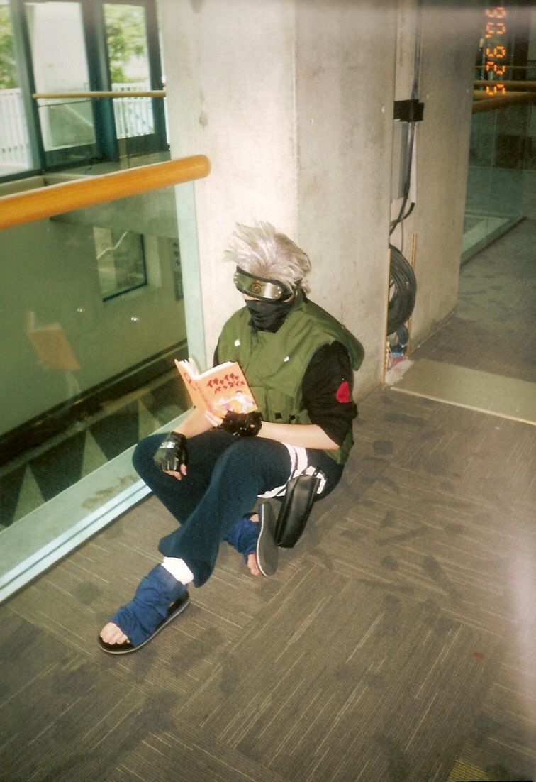 Kakashi Reading