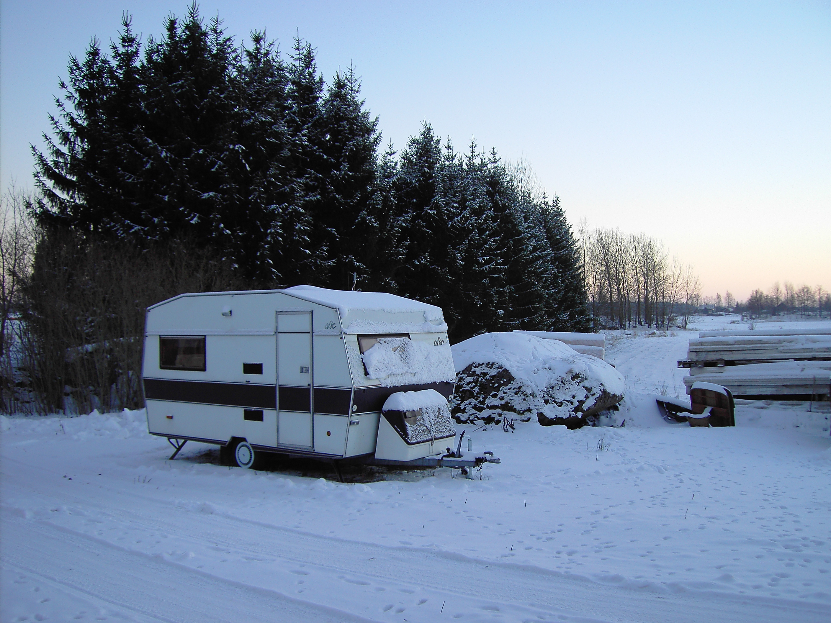 caravan and snow1