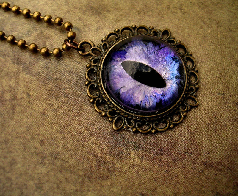 Девять глаз. Фиолетовый глаз дракона. Украшение в виде глаза. Ожерелье фэнтези. Камень глаз дракона.