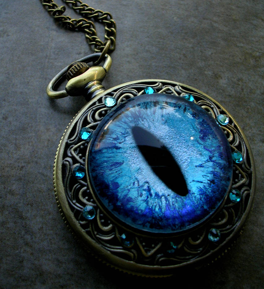 Магические глазки. Амулет глаз дракона. Красивые амулеты. Магические предметы. Магический медальон.