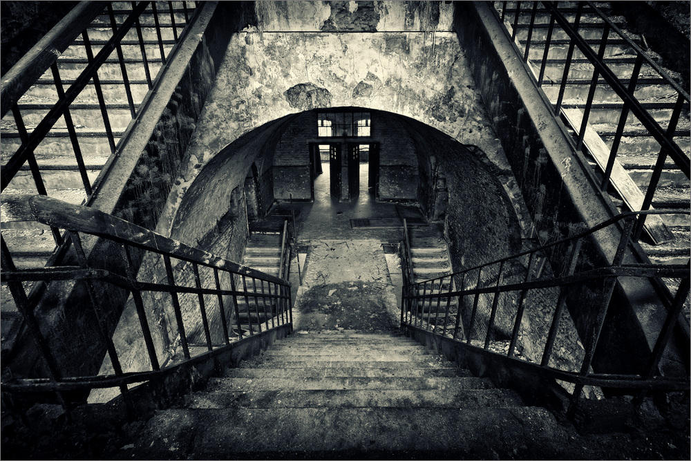 Ужасные лестницы. Страшная лестница. Страшная лестница вниз. Жуткая лестница в темноте. Огромная страшная лестница.