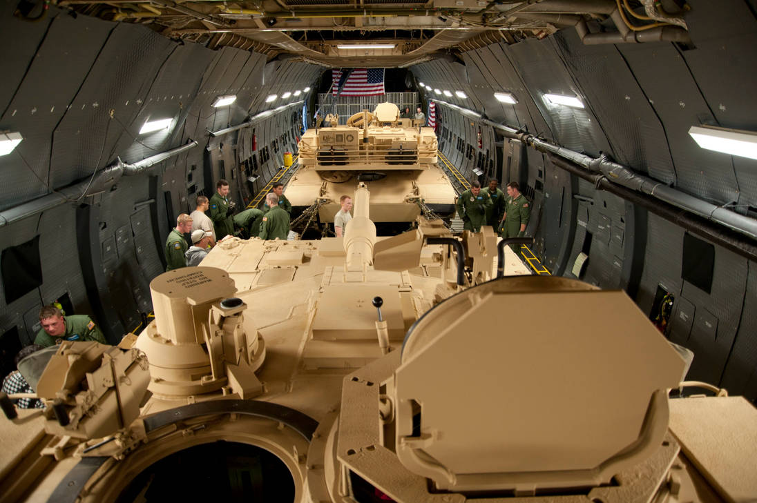 Абрамс внутри. C 17 Globemaster грузовой отсек. Танк m1a2 Abrams внутри. C-5 Galaxy внутри. M130 Abrams.