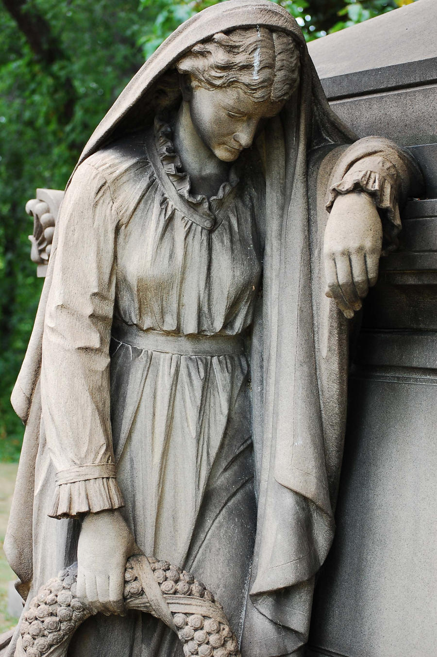 Statue in mourning 4