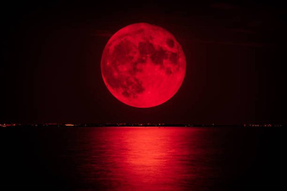 Луна кровавая слушать. Кровавая Луна / Bloodmoon (1997). Кровавая Луна 2022. Затмение Луны 8 ноября 2022. Лунное затмение Кровавая Луна.