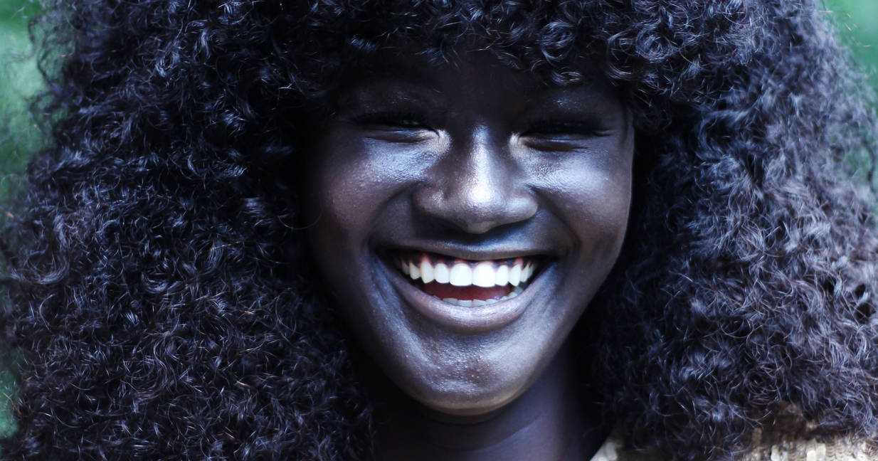 Темнокожий цвет. Худия Диоп. Худия Диоп модель. Сенегальская модель Худия Диоп. Необычный цвет кожи.