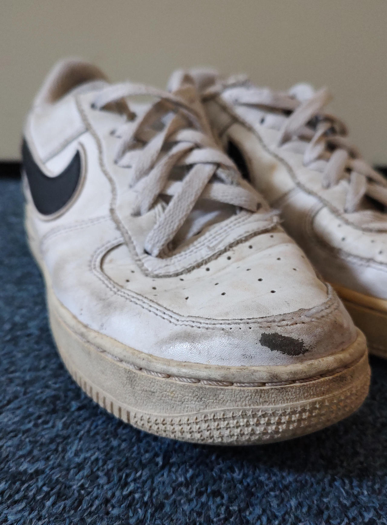 Beat-up Nike Air Force 1 - Boys' Sneakers - 9/19 by
