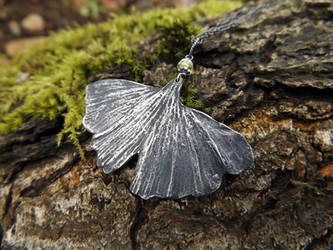 Ginkgo biloba with Peridot