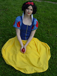 Holding the poisoned apple [Snow White cosplay]